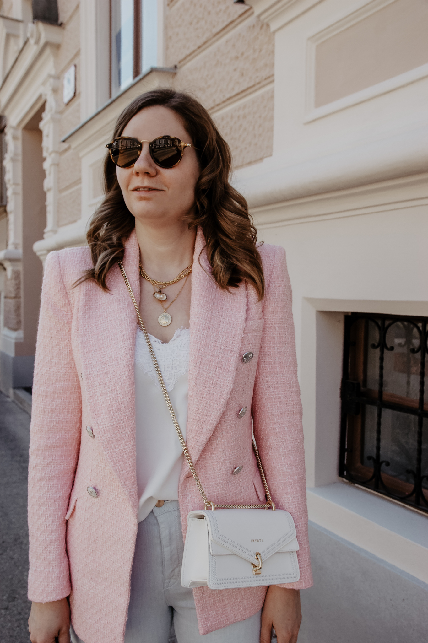 spring Outfit mit rosa Blazer, Jeans und statement necklaces –  daisiesandglitter