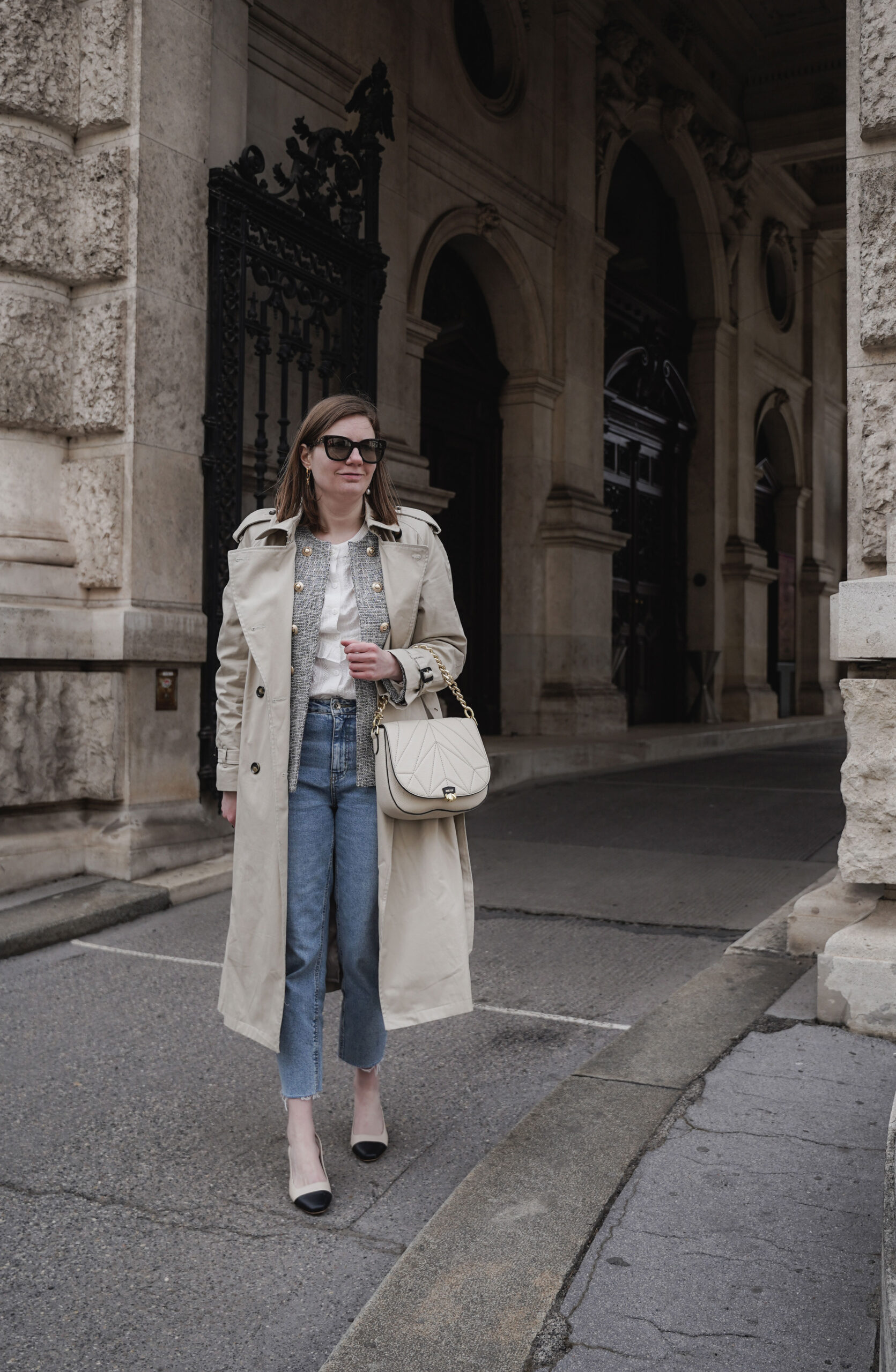 Layering outfit wechselhafter frühling, trenchcoat, blazer