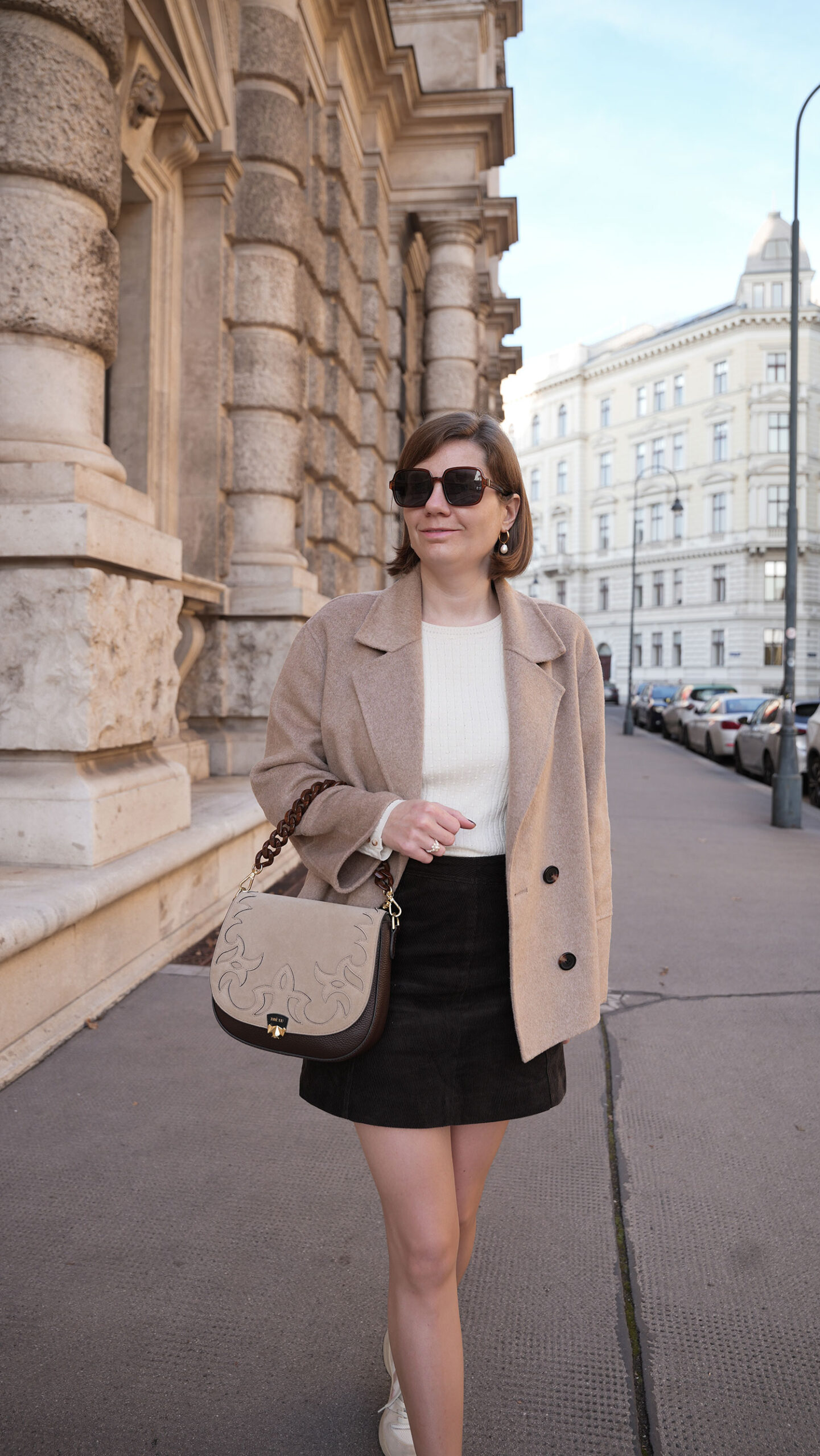 Herbst Outfit Beige Canban Jacke, Massimo Dutti mini rock, cordrock, veja sneakers, opus fashion, massimo dutti skirt, brown skirt