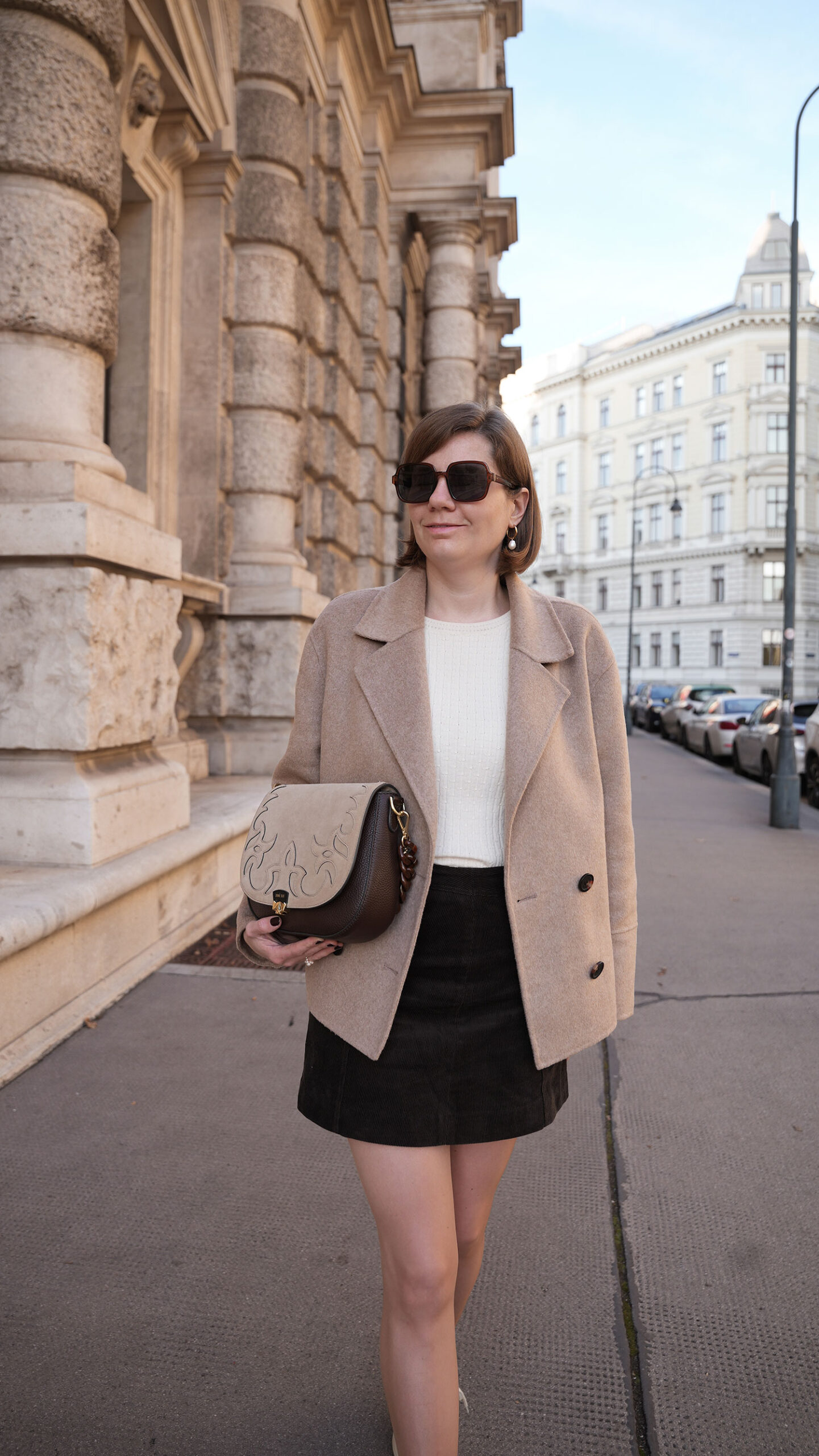 Herbst Outfit Beige Canban Jacke, Massimo Dutti mini rock, cordrock, veja sneakers, opus fashion, massimo dutti skirt, brown skirt