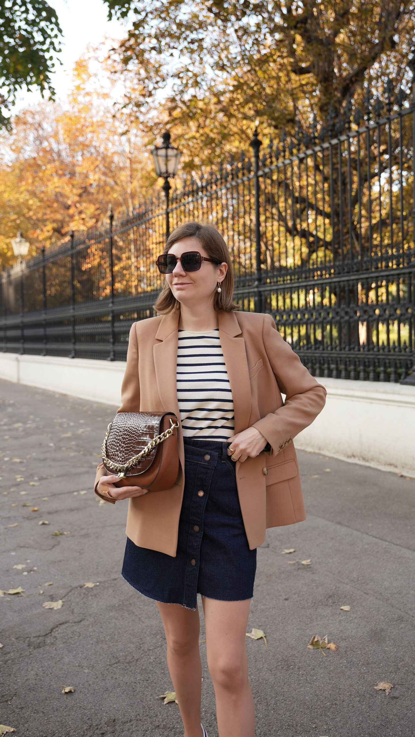 Herbst Outfit, Jeansrock, streifenshirt, beige blazer, sezane, trenchcoat