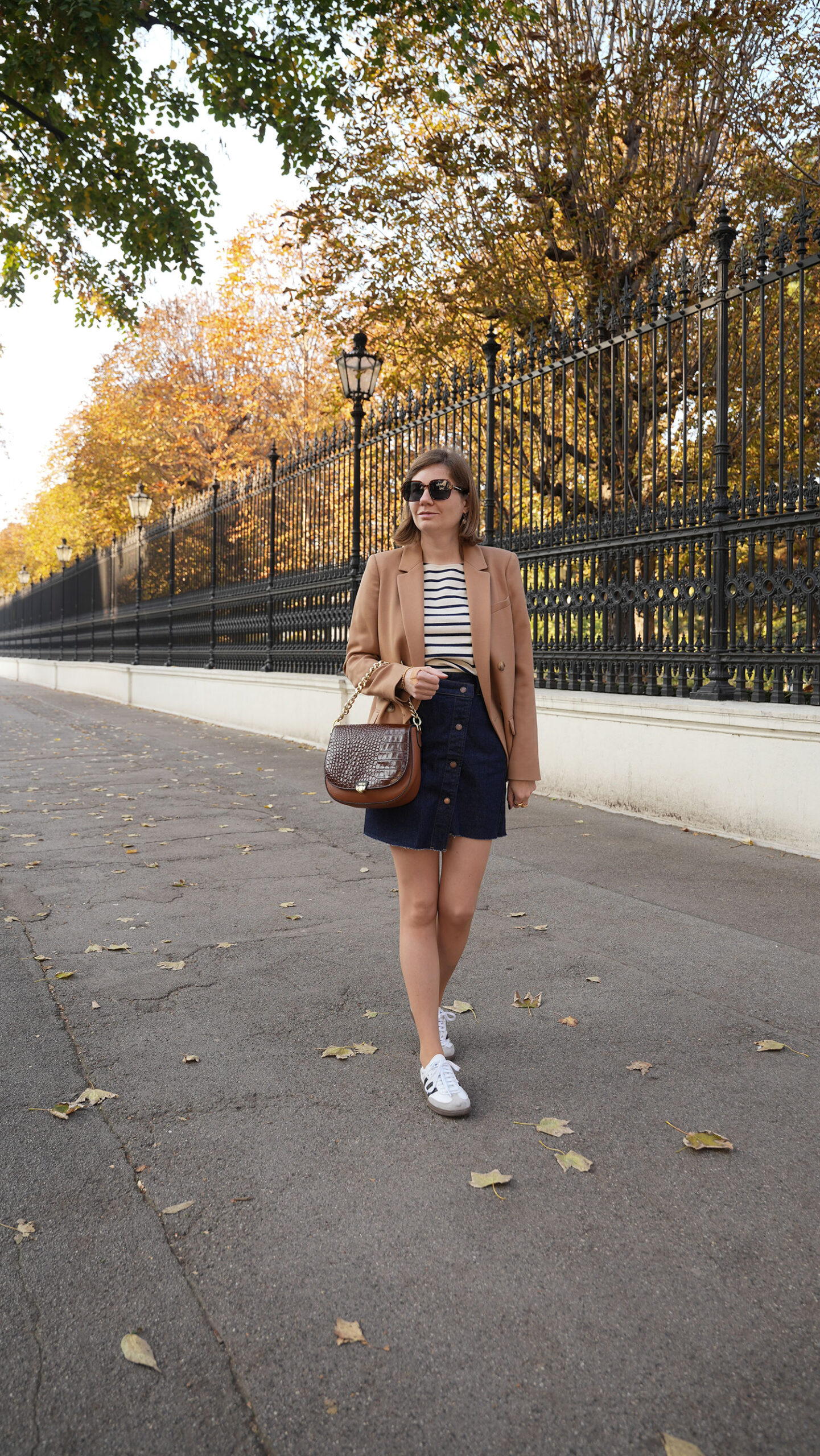 Herbst Outfit, Jeansrock, streifenshirt, beige blazer, sezane, trenchcoat