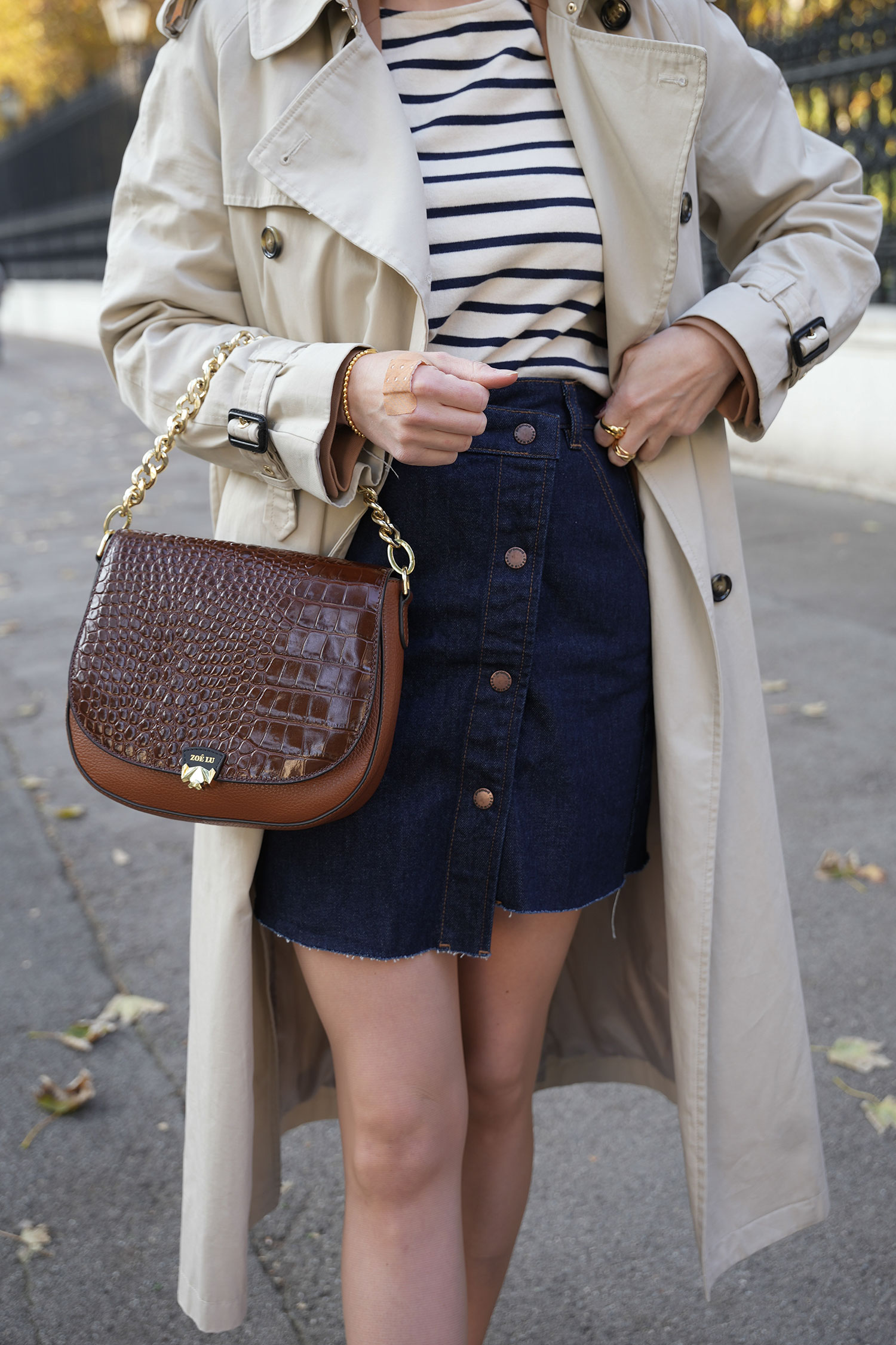 Herbst Outfit, Jeansrock, streifenshirt, beige blazer, sezane, zoe lu best buddy bag, trenchcoat