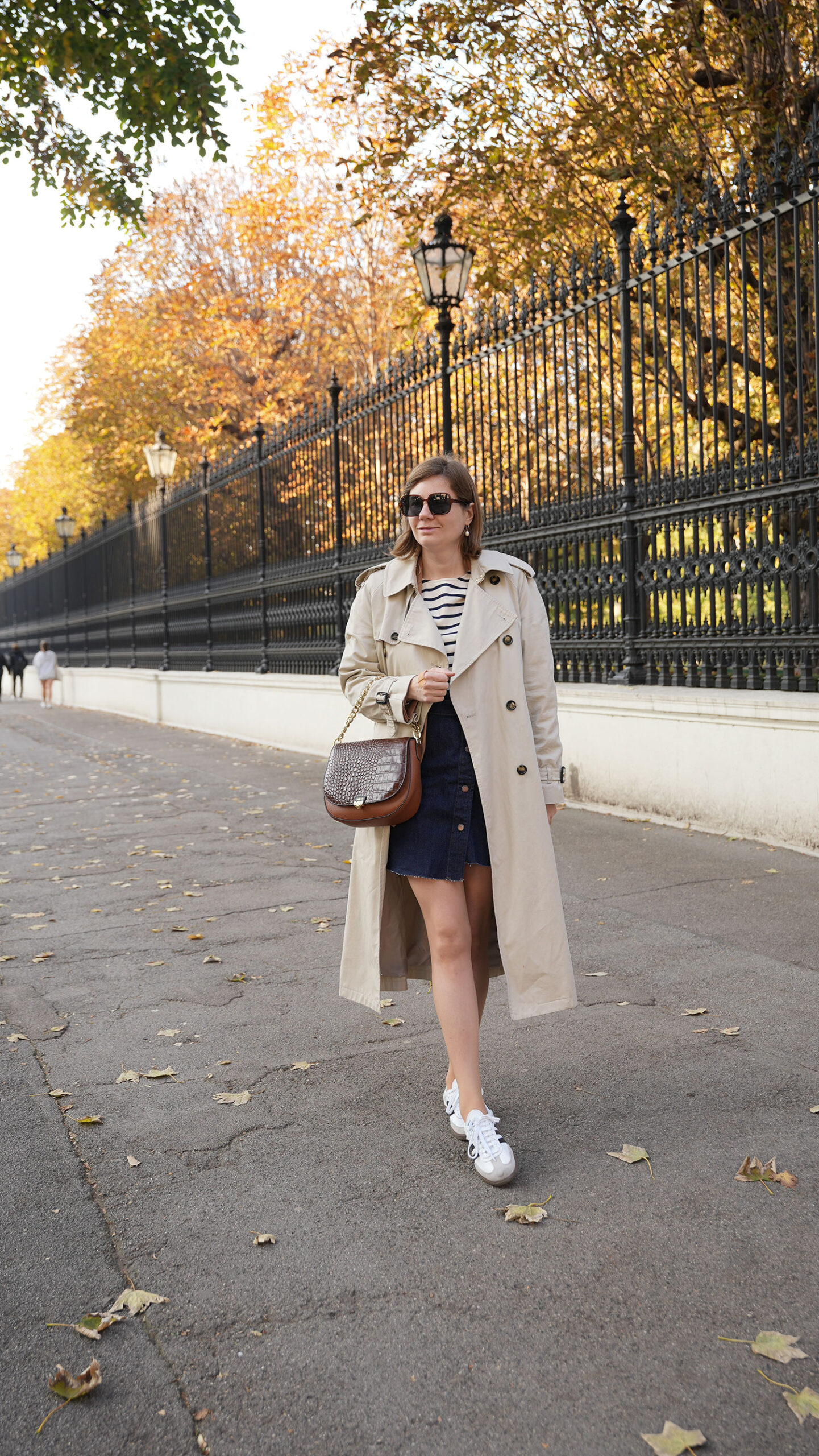 Herbst Outfit, Jeansrock, streifenshirt, beige blazer, sezane, trenchcoat