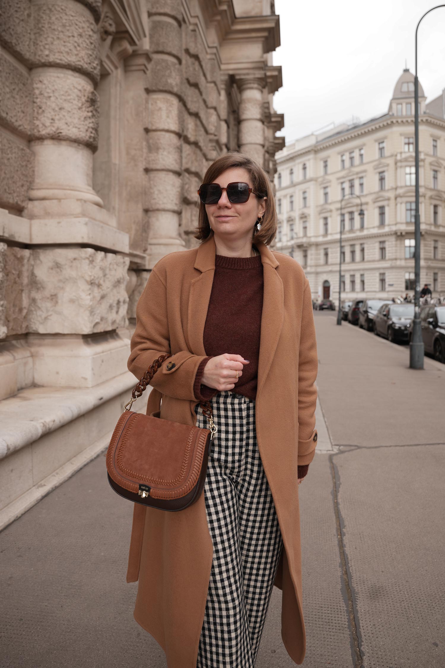 camel coat, brown sweater, checked pants, brauner Pullover, Wintermantel, karierte Hose