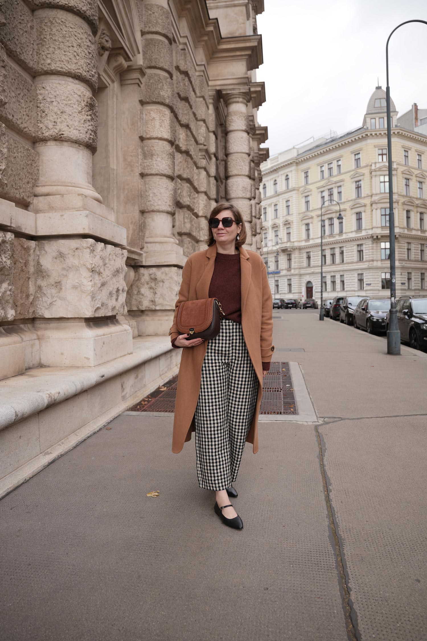 camel coat, brown sweater, checked pants, brauner Pullover, Wintermantel, karierte Hose, best buddy zoe lu