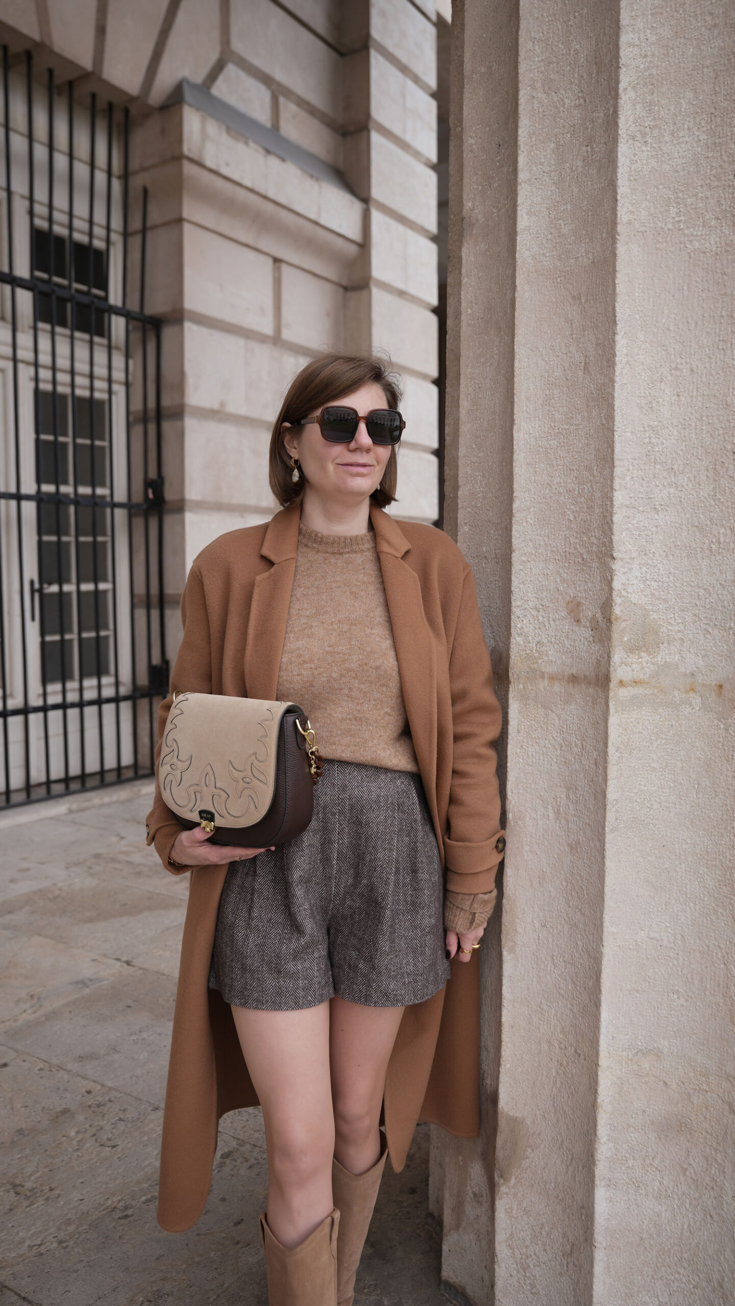 Herbst Outfit, Winter Outfit, shorts, beige, brown, sezane winter coat, zoe lu best buddy brown outfit