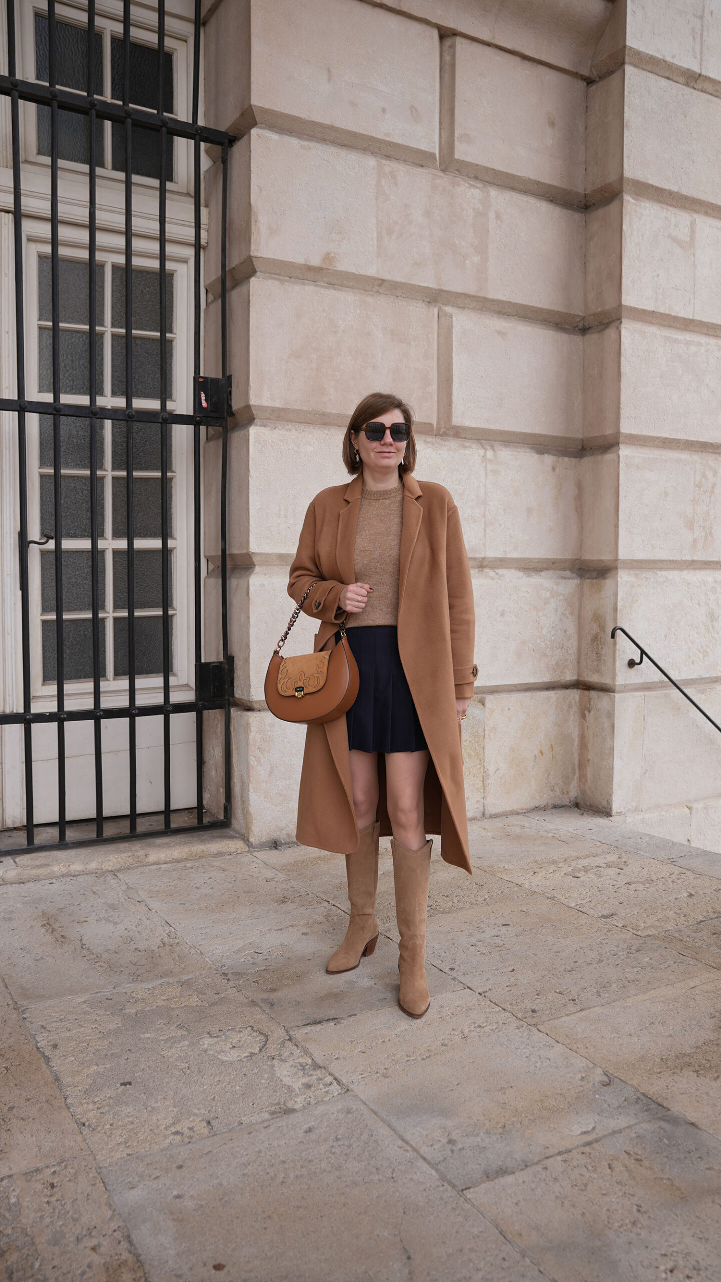 camel winter coat, brown sweater, beige sweater, blue mini skirt, balzac paris, sezane, autumn outfit, bobbies boots, stiefel, beige stiefel, western boots, 