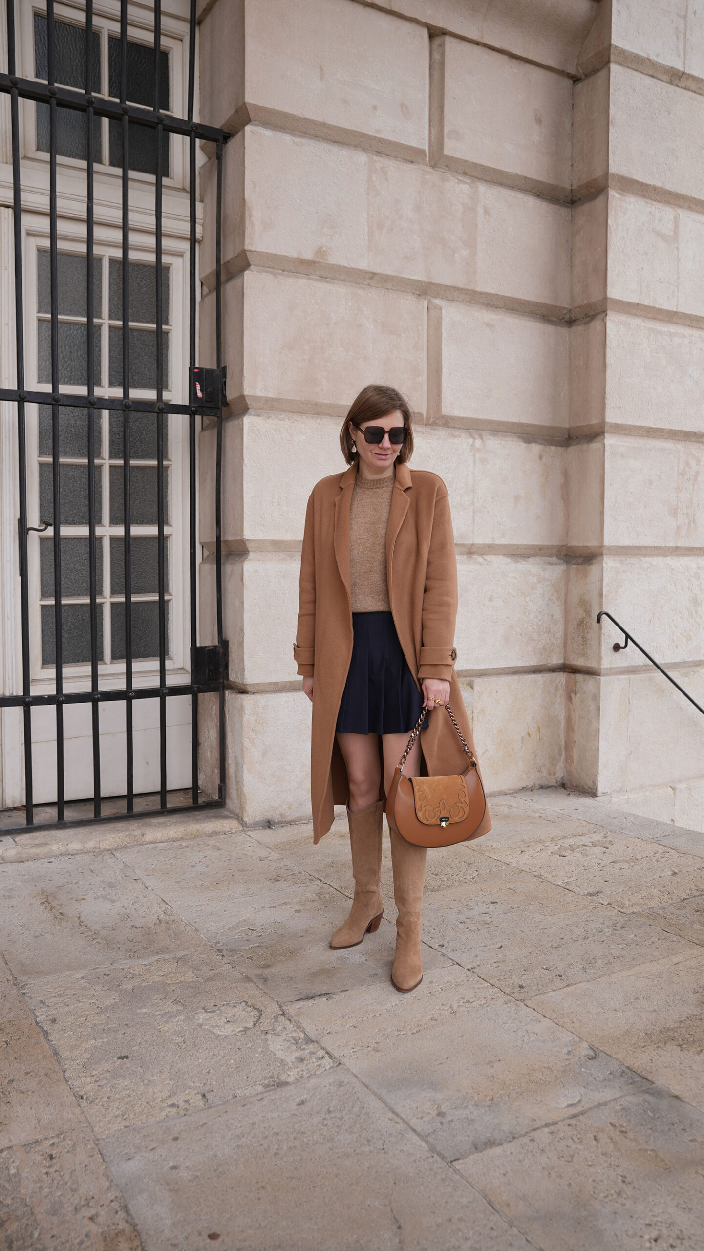 camel winter coat, brown sweater, beige sweater, blue mini skirt, balzac paris, sezane, autumn outfit, bobbies boots, stiefel, beige stiefel, western boots, 