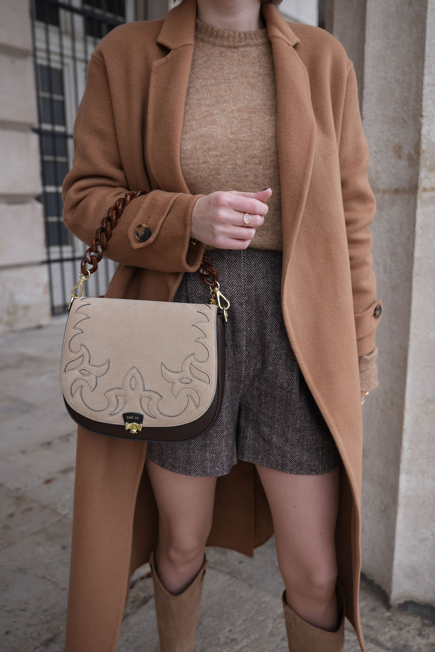 Herbst Outfit, Winter Outfit, shorts, beige, brown, sezane winter coat, zoe lu best buddy brown outfit