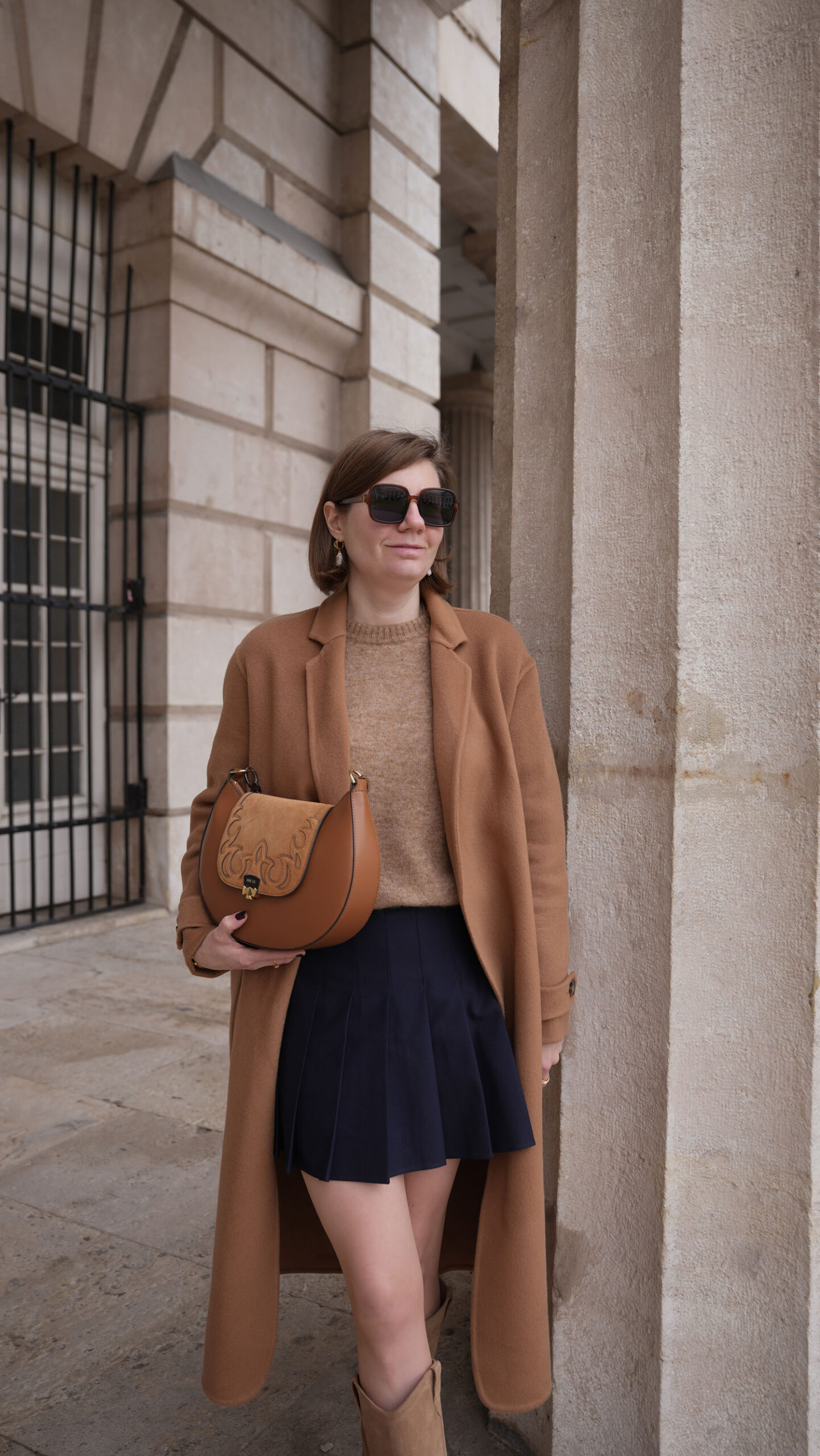 camel winter coat, brown sweater, beige sweater, blue mini skirt, balzac paris, sezane, autumn outfit, bobbies boots, stiefel, beige stiefel, western boots, 