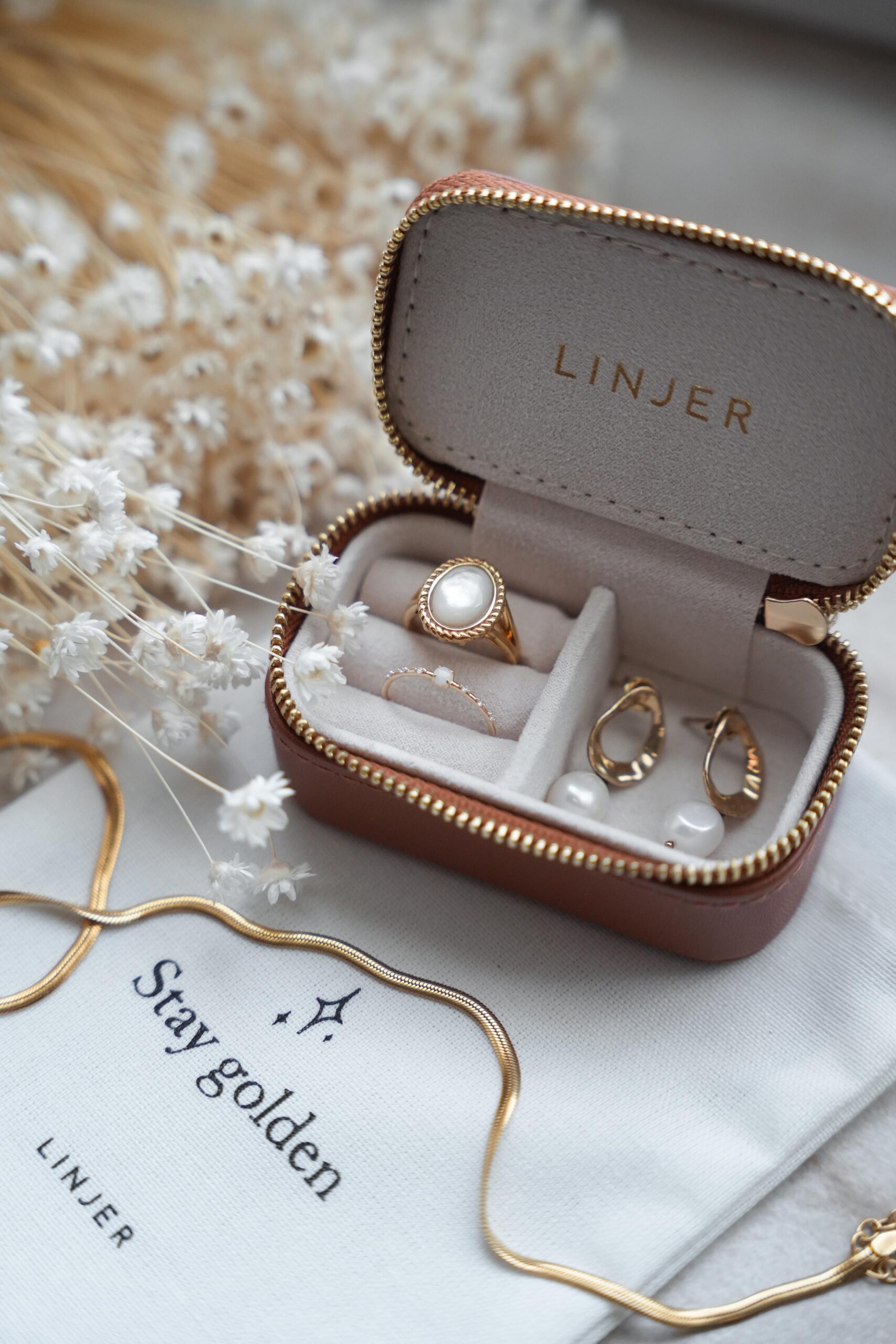 linjer gold ring, pearl earrings