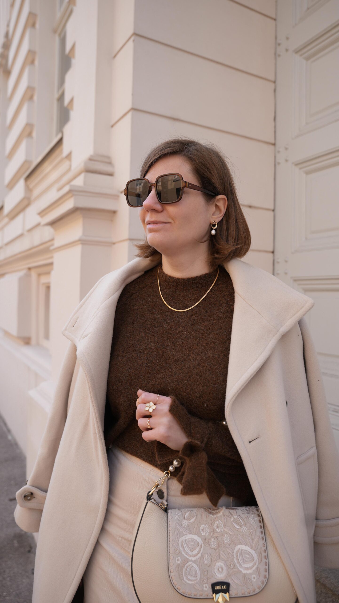 maison stella et suzie sweater brown, beige winter coat, linjer jewelry, snake necklace