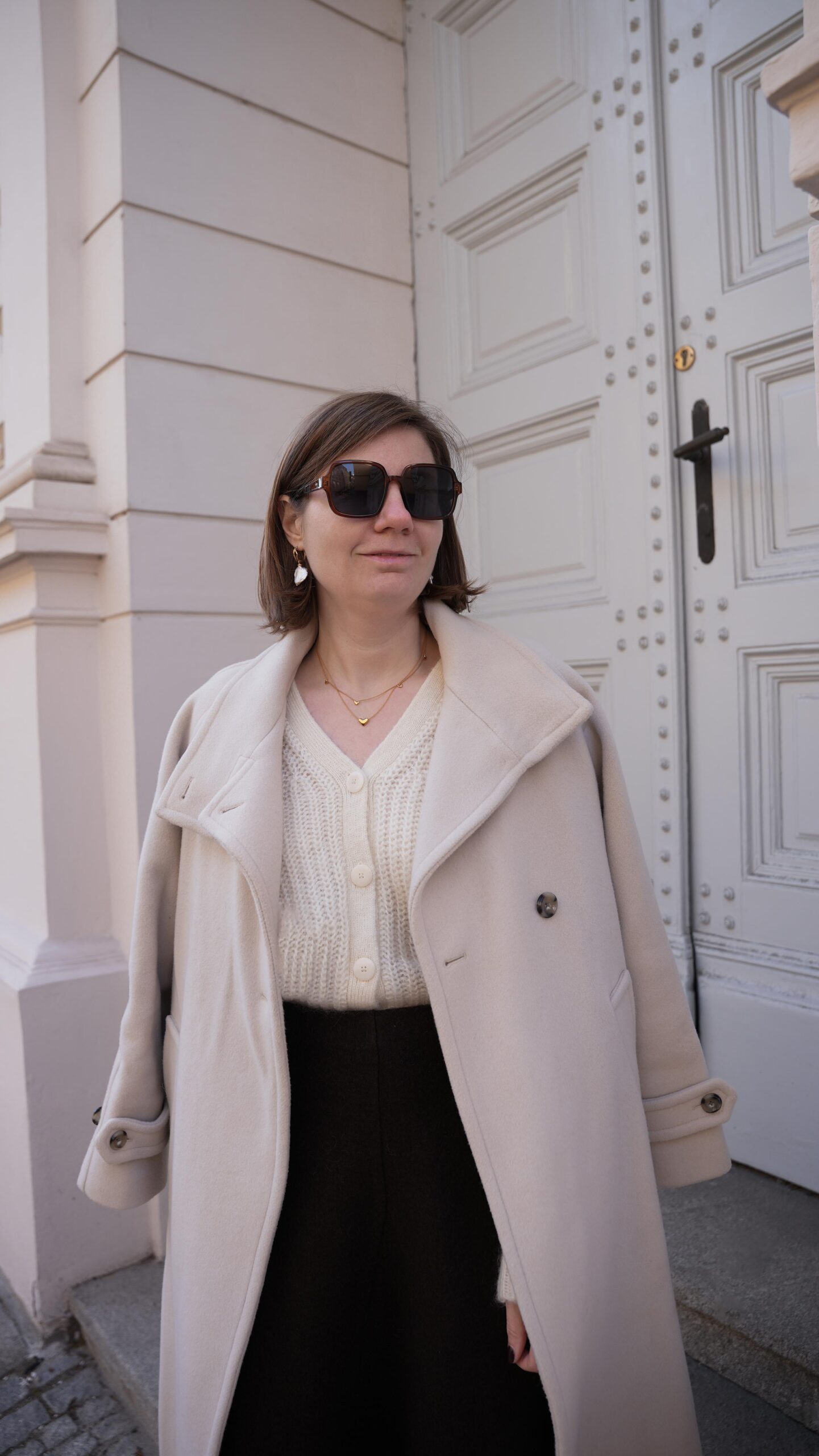 Winter Outfit beige winter coat, cardigan, off white Monica Vinader Sezane