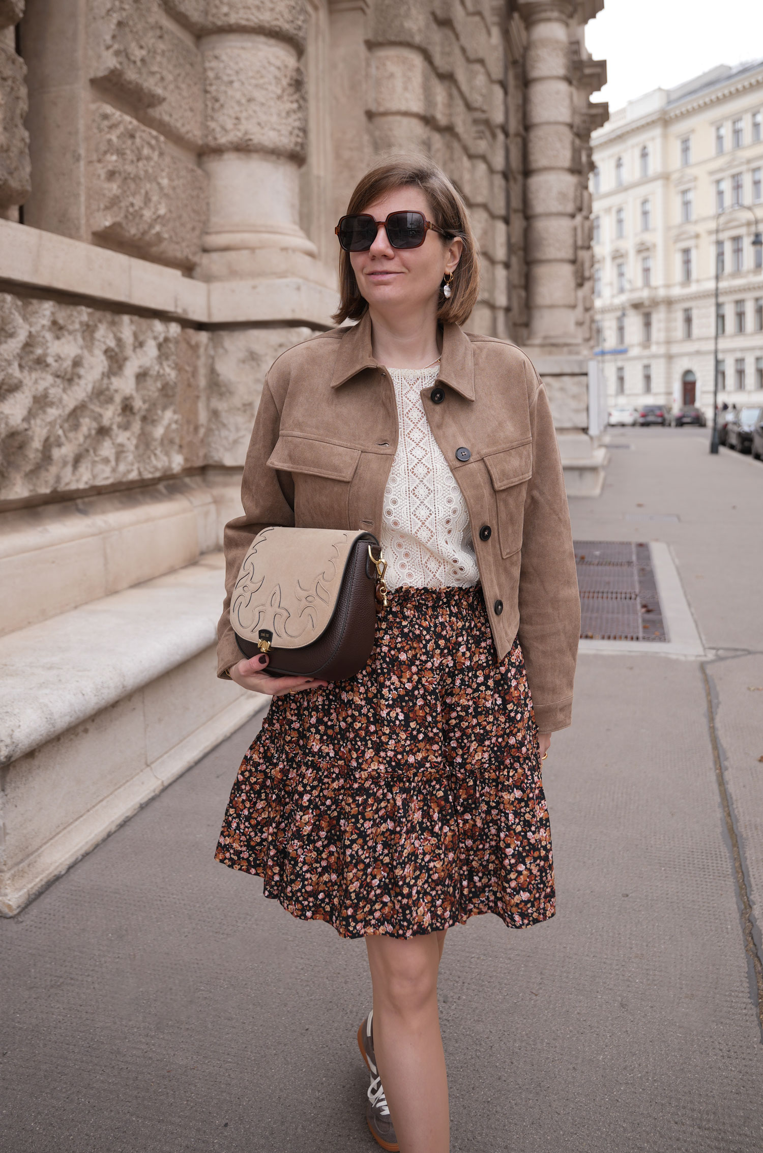 autumn outfit with brown leather jacket saaj skirt zoe lu bag sezane sweater